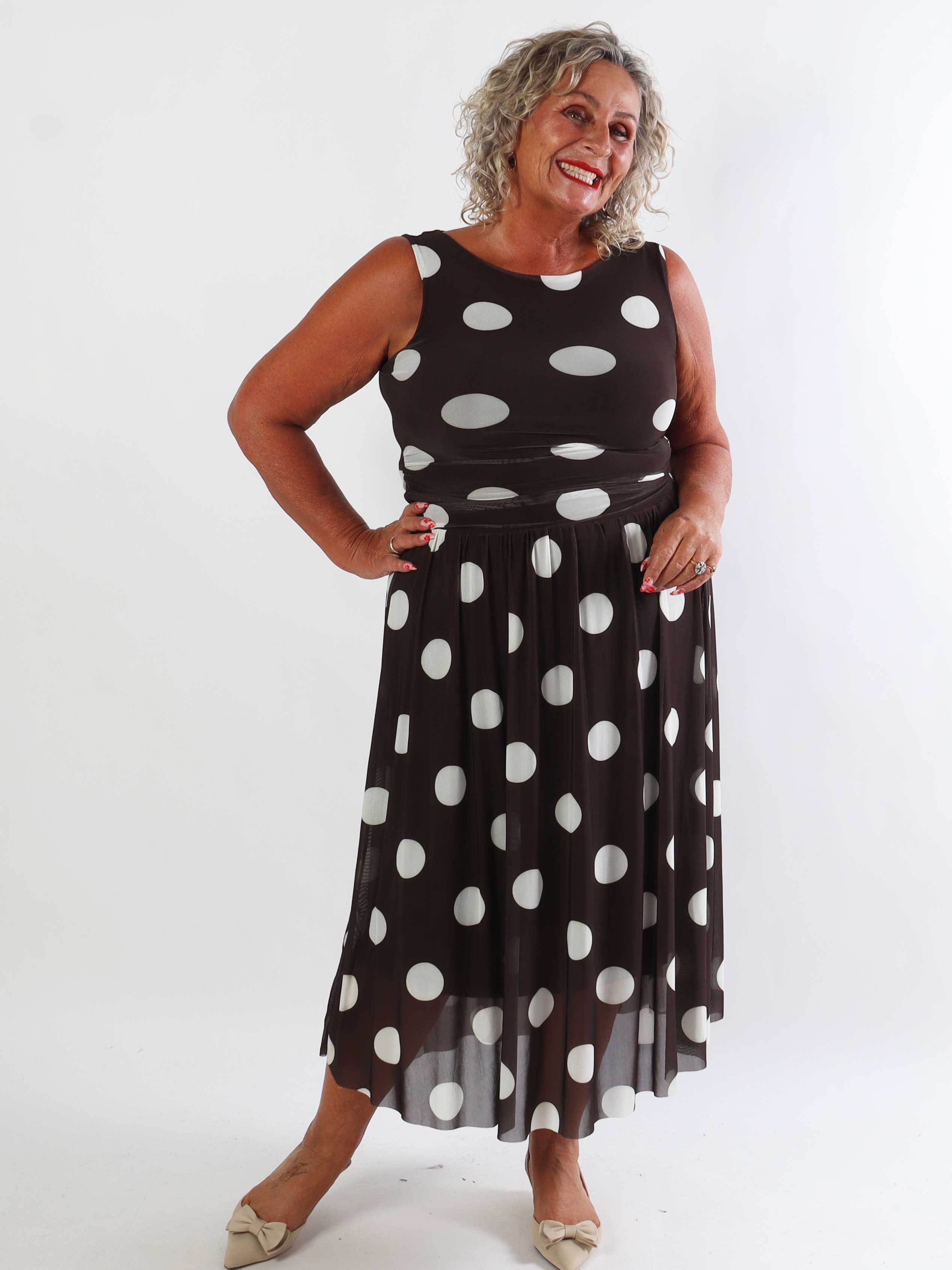 Hallie – Elegant, stretchig plus size klänning i prickig mesh